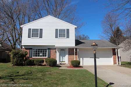 24331 Pinecrest Dr Novi, MI 48375