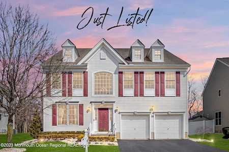 32 Springhouse Circle Manalapan, NJ 07726