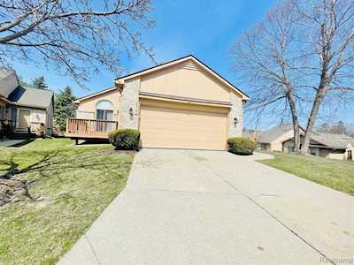 22181 Lancrest Farmington Hills, MI 48335