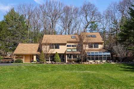6 Crestwood Rd North Reading, MA 01864