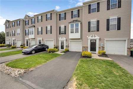 16 White Rose Ln Easton, PA 18045