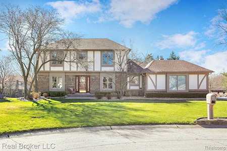 21826 Parklane Ct Farmington Hills, MI 48335