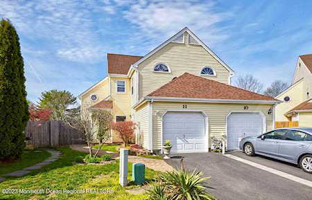 11 Hawthorne Ct Freehold, NJ 07728