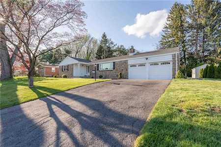 271 Flagstone Dr Bethlehem, PA 18017