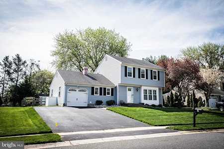 15 Woodridge Dr Hockessin, DE 19707