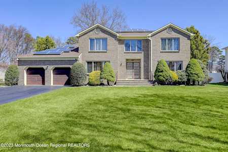 28 Mohawk Ln Manalapan, NJ 07726