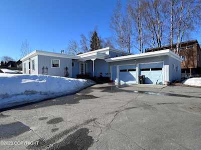 1341 Hillcrest Dr Anchorage, AK 99503