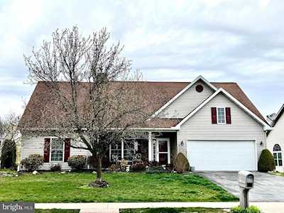 166 N Cacoosing Dr Reading, PA 19608