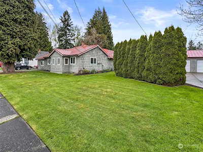 813 8th St NW Puyallup, WA 98371