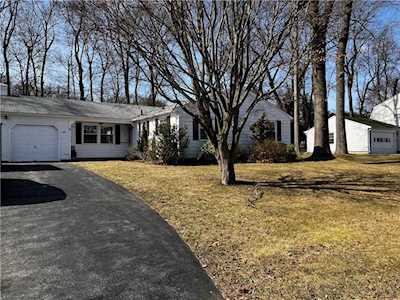 69 Carriage Dr Lincoln, RI 02865
