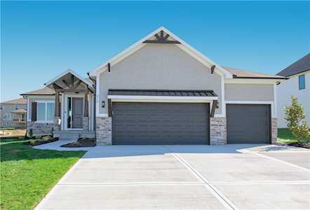 4717 NE Jamestown Dr Lee's Summit, MO 64064
