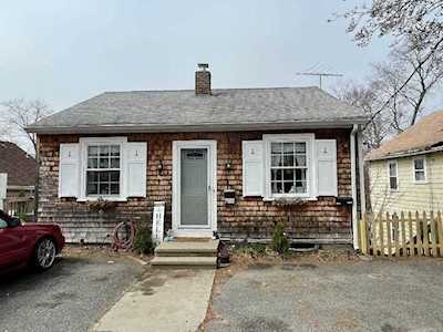 34 Sunset Ave North Providence, RI 02911