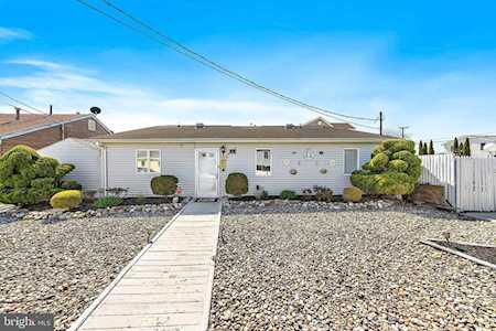 105 Jeteemale Dr Manahawkin, NJ 08050