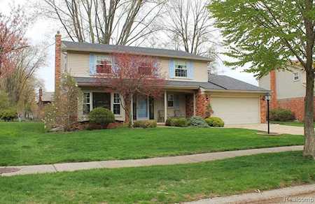 15664 Stonehouse Circle Livonia, MI 48154