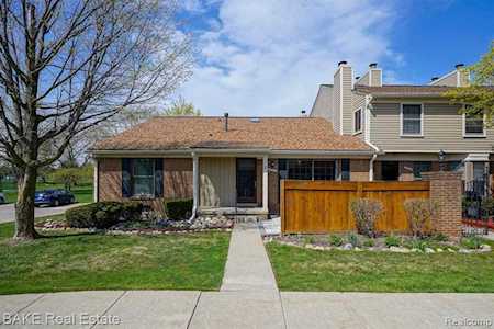 22300 Pondview Dr Novi, MI 48375