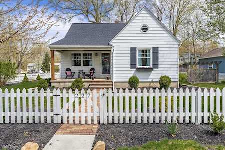227 S Point Dr Avon Lake, OH 44012
