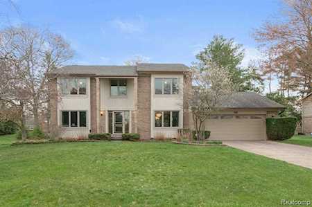 33033 Walnut Ln Farmington Hills, MI 48334