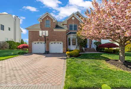 14 Hedgerow Ln Manalapan, NJ 07726