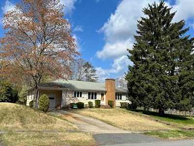 4 Whitin Ave Northbridge, MA 01588