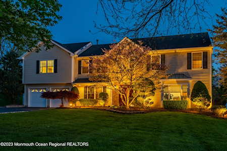 1 Chatham Dr Manalapan, NJ 07726