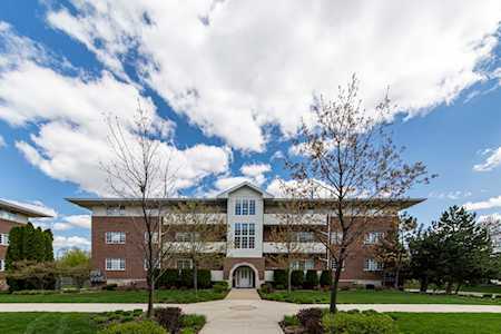 706 W 63rd St #302 Westmont, IL 60559