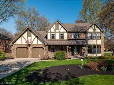 228 Westwind Dr Avon Lake, OH 44012