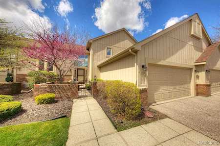 37796 N Laurel Park Dr Livonia, MI 48152