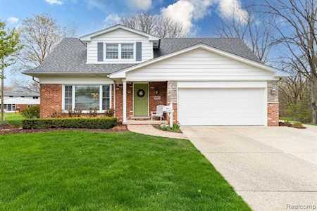 16517 Edgewood Dr Livonia, MI 48154
