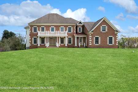 8 Crest Fruit Ct Manalapan, NJ 07726