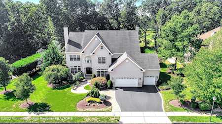 58 Hedgerow Ln Manalapan, NJ 07726