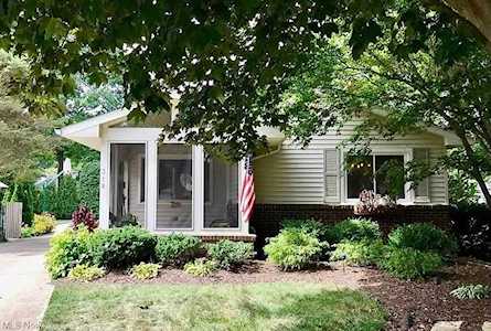 319 Bayview Rd Bay Village, OH 44140