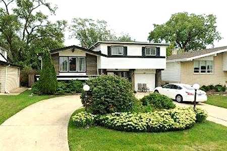 9843 N Lauren Ln N Niles, IL 60714