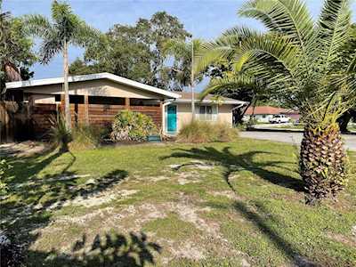 2021 E Crest Dr Englewood, FL 34223