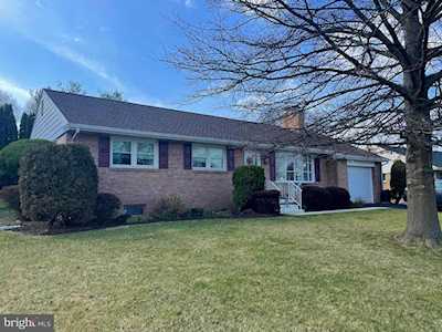 18 Glendale Dr Lancaster, PA 17602