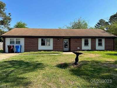 2904 King Arthur Circle Chesapeake, VA 23323