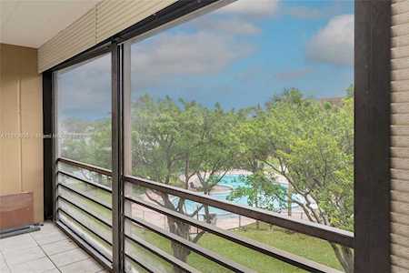 661 NE 195th St #312 Miami, FL 33179