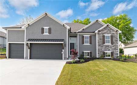 1117 NE Goshen Ct Lee's Summit, MO 64064