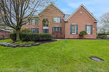 47590 Aberdeen Dr Novi, MI 48374
