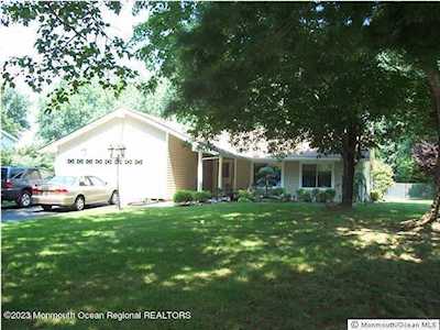 16 Hillside Rd Manalapan, NJ 07726