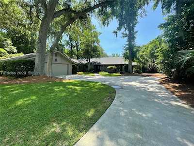25 S Live Oak Rd Hilton Head Island, SC 29928