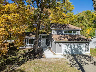 2928 Two Paths Dr Woodridge, IL 60517