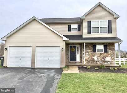 30 Westbury Dr Gilbertsville, PA 19525