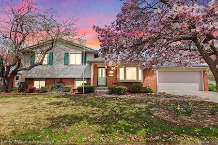 15408 Richfield St Livonia, MI 48154