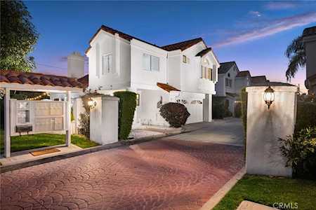 299 Carefree Ln Costa Mesa, CA 92627