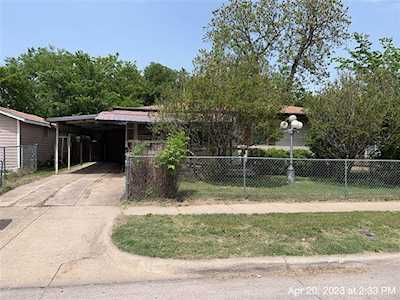 1104 W Dickson Street Fort Worth, TX 76110