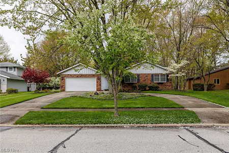 1662 Mendelssohn Dr Westlake, OH 44145