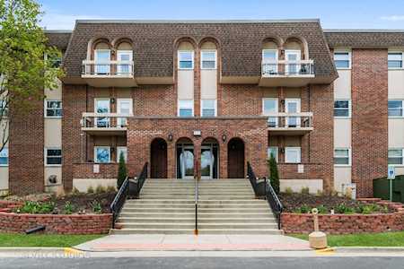 1501 Darien Lake Dr #207 Darien, IL 60561