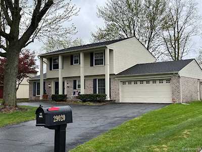 29009 Ramblewood Dr Farmington Hills, MI 48334