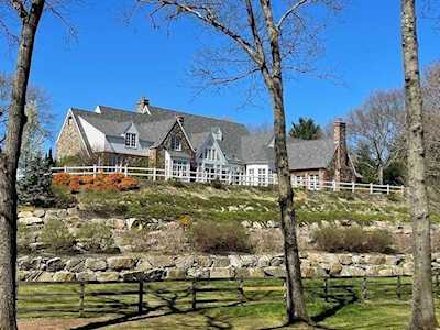 14 Gail Ave Hamilton, MA 01982