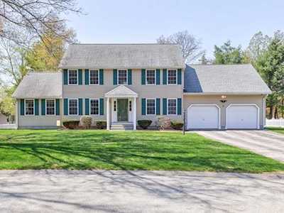 3 Colonial Dr Clinton, MA 01510